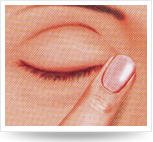 閉眼，用手指輕輕向鼻梁方向壓迫內(nèi)側(cè)眼角,保持滴藥姿勢1-3分鐘。