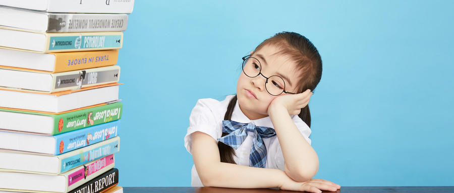 斜視會(huì)并發(fā)哪些容易混淆的疾?。?></div>
			<div   id="ttdj7jll9"   class="me_info">
				<div   id="ttdj7jll9"   class="info_des">可發(fā)生以下并發(fā)癥： 大部分斜視患者都同時(shí)患有弱視。由于斜視患者長(zhǎng)期一只眼注視，另一只眼將造成廢用性視力下降或停止發(fā)育，日后即便戴合適的眼鏡，視力也不能達(dá)到正常。 在...</div>
				<div   id="ttdj7jll9"   class="info_more"><li ><a href=